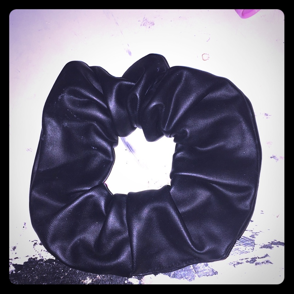 The black scrunchie.